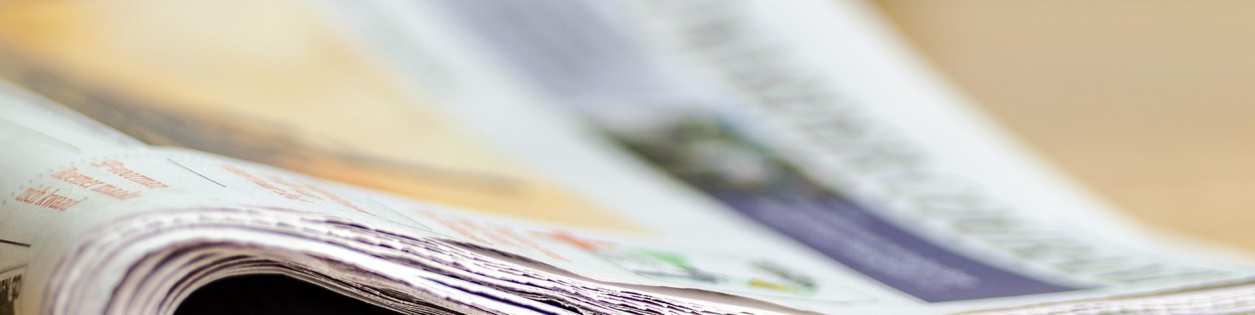 Zeitung zusammengeklappt auf einem Tisch