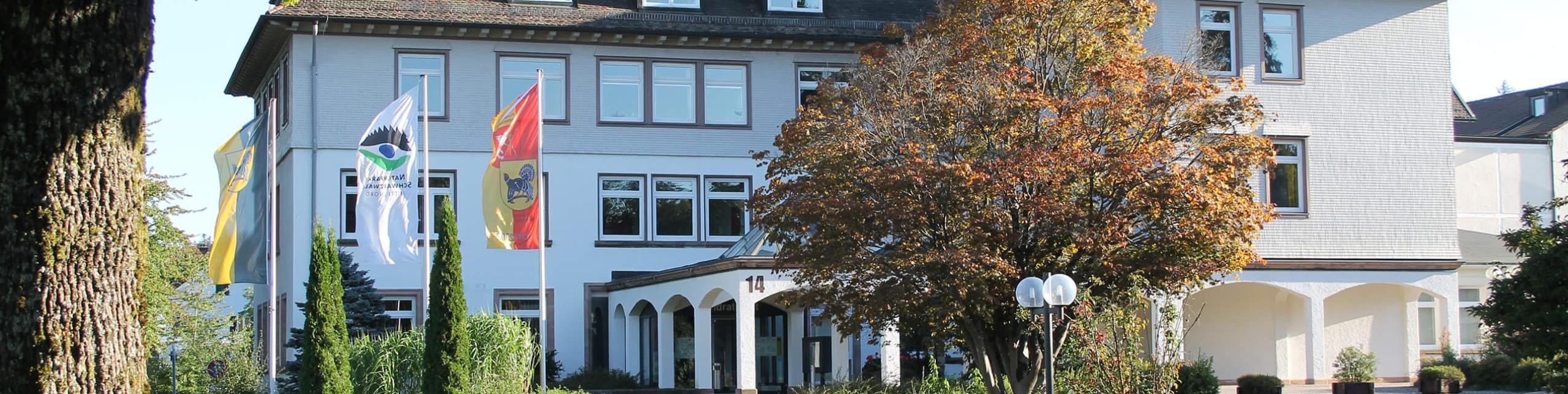 Blick auf den Eingang des Landratsamtes von der Straße aus