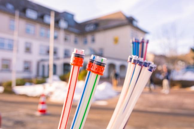 Bild zeigt Glasfaserkabelenden, im Hintergrund das Landratsamtsgebäude