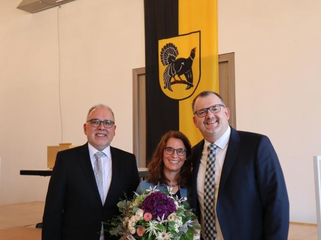 Landrat Rückert gratuliert dem Wahlsieger und seiner Ehefrau