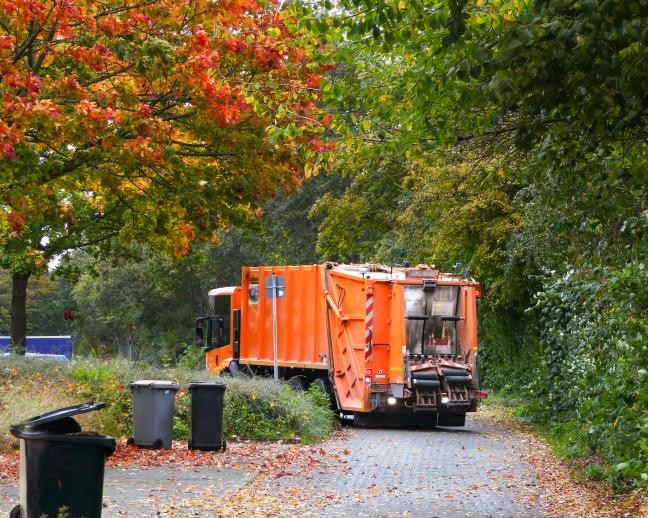 Müllfahrzeug nach dem Leeren der Tonnen
