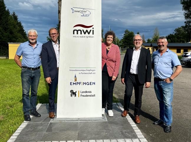 Im Innovationscampus von links: Armin Gallatz, Bürgermeister Ferdinand Truffner, Regierungspräsidentin Sylvia M. Felder, Landrat Dr. Klaus Michael Rückert, Volker Gallatz