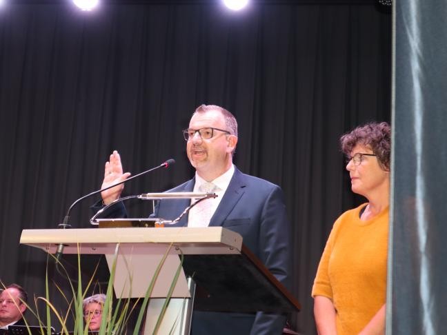 Landrat Junt legt den Amtseid ab