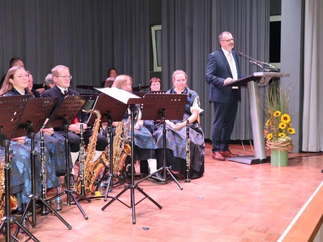Mitglieder der Bauernkappelle und Landrat Junt am Rednerpult