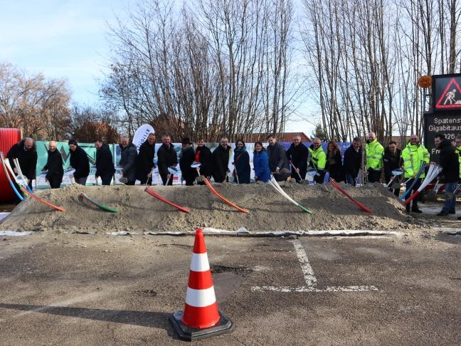 Teilnehmer beim Spatenstich zum Breitbandausbau