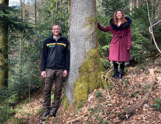 Revierleiter Jan Meirle und Bürgermeisterin Vanessa Schmidt neben einer großen Tanne