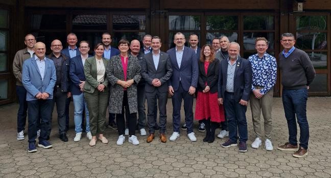 Gruppenbild Bürgermeister, Landrat und Abgeordnete