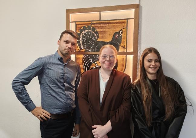 Kreisarchivar Finkeldei mit Ronja Hoffmann und Alea Krasniqi