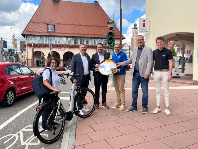 Gruppe mit Rad vor dem Stadthaus Freudenstadt
