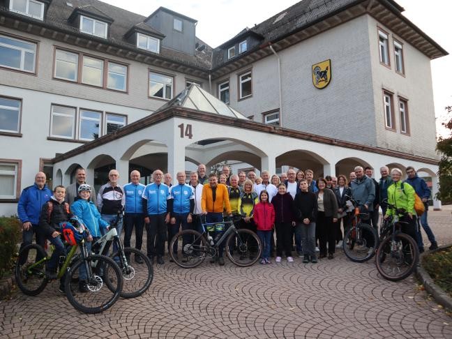 Auf dem Bild sind die Sieger des Stadtradeln 2026 vor dem Hauptgebäude des Landratsamtes Freudenstadt mit Fahrrädern und bunten Trainingsklamotten