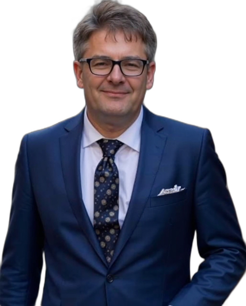 Porträt von Referent Oliver Ebert in einem blauen Anzug
